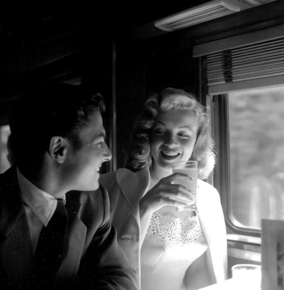 Лон МакАллистер и Мэрилин Монро в поезде, следовавшем из Нью-Йорка в Уорренсбург. Июнь 1949 года. 