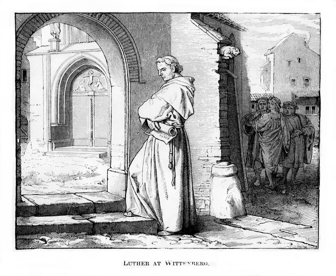    Мартин Лютер со свитком "Девяносто пять тезисов" в Виттенберге / Фото: iStock
