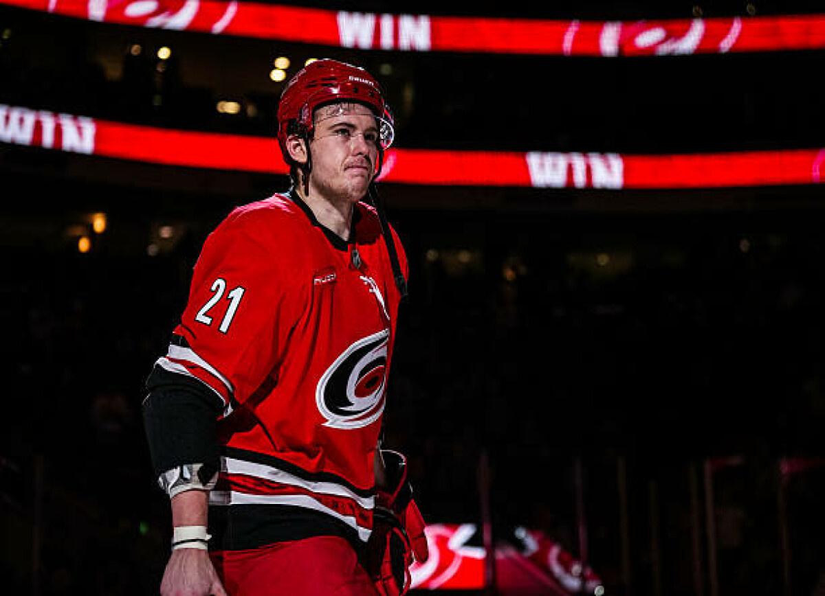     В США о новом контракте Никишина с «Каролиной»: долгосрочное соглашение выглядит хорошим вариантом