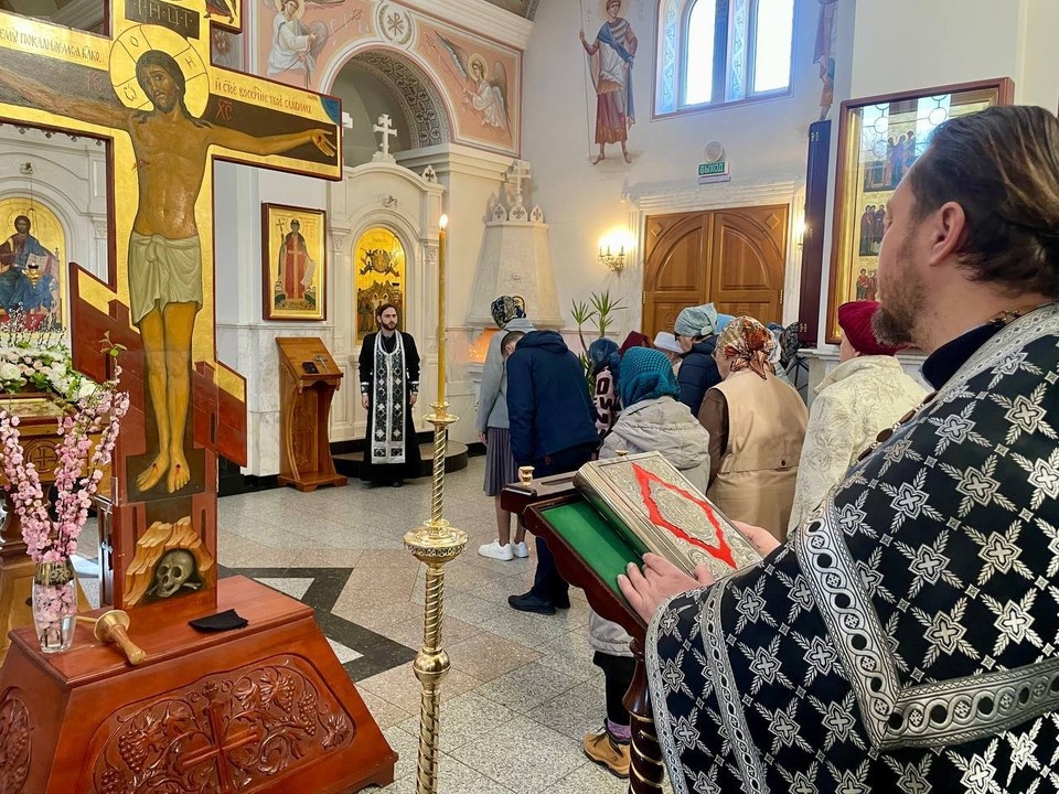    Протоиерей Борис Кравец на великопостной службе. Фото : пресс-служба Северного благочиния