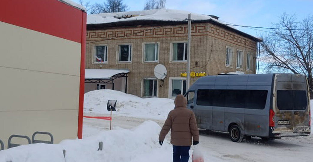 Крыша поехала уже и на здании администрации