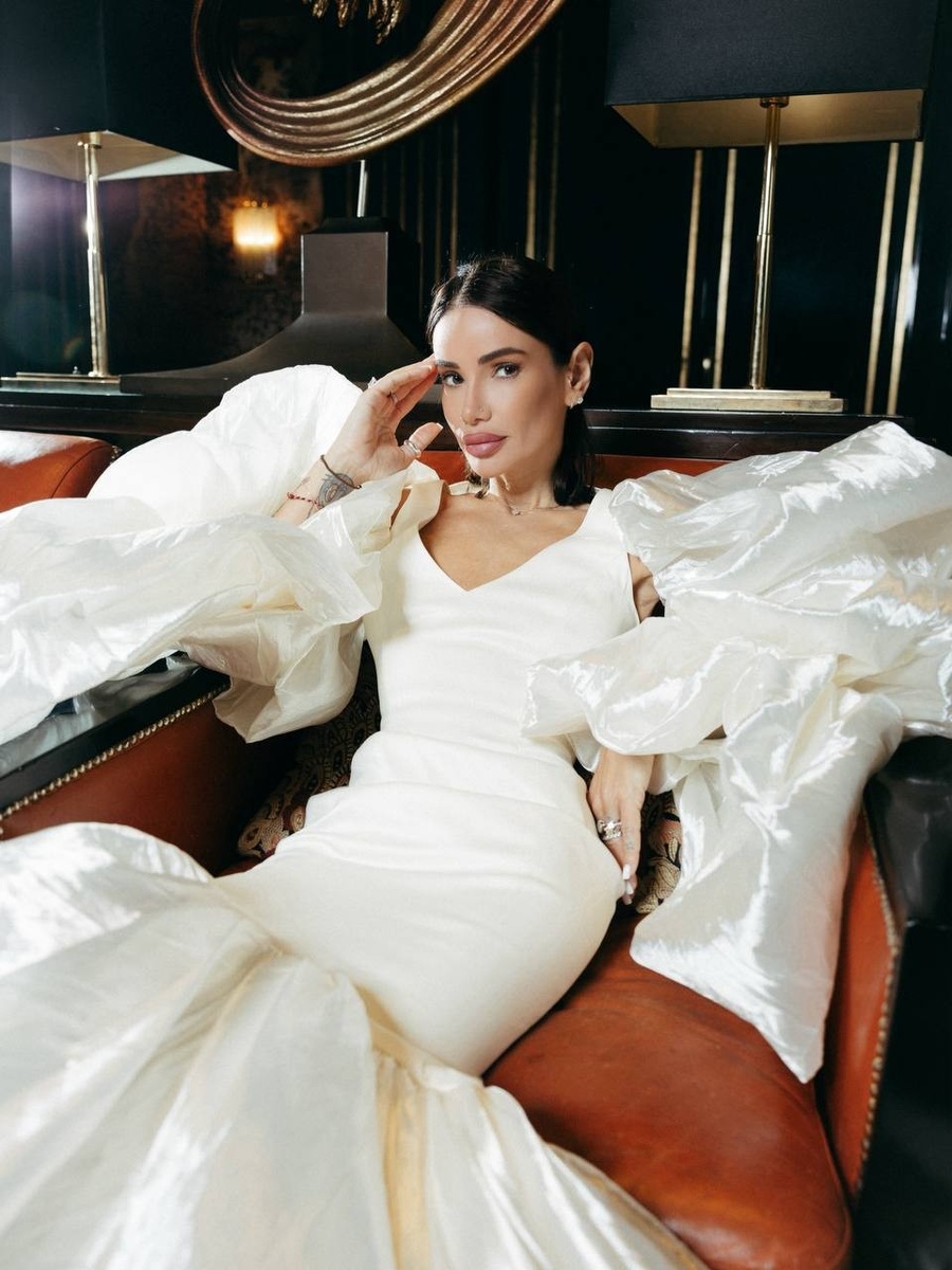    Своим подписчикам телеведущая пожелала при выборе партнера в первую очередь выбирать мужа и отца. Фото: соцсети Айзы