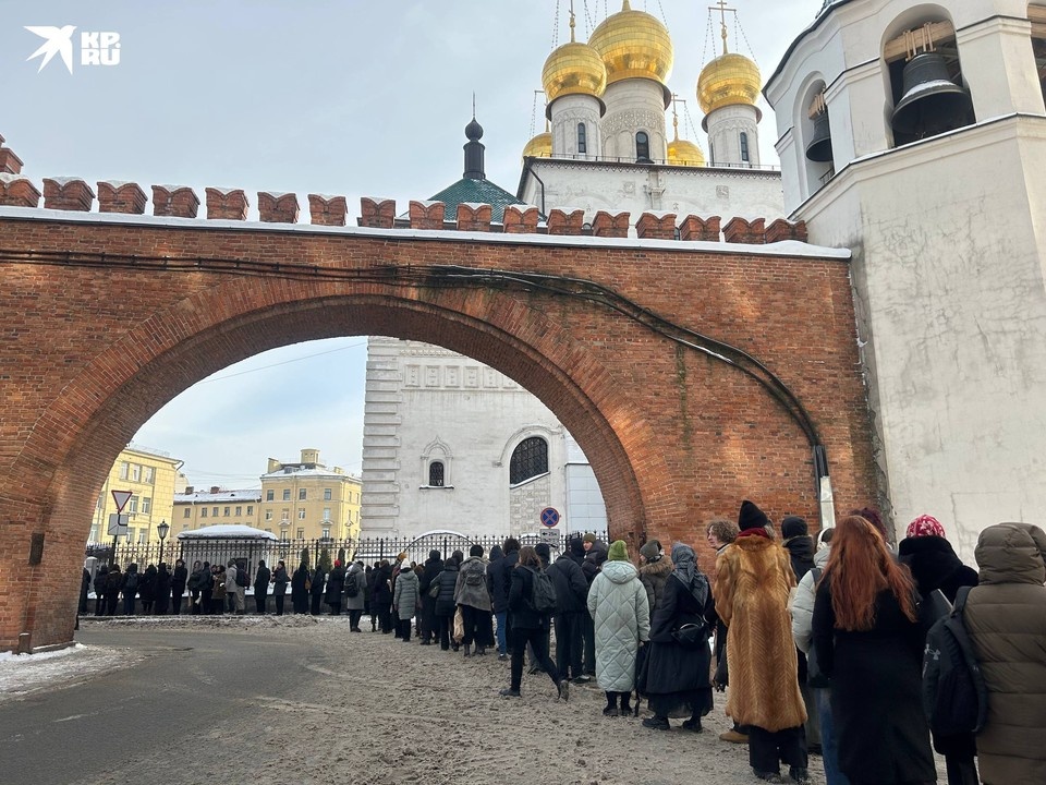    К началу церемонии прощания на улице столпились фанаты. Юлия СТАЛИНА