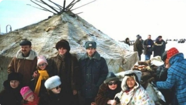 Муж в милицейской форме возле яранги. Фото из личного архива 