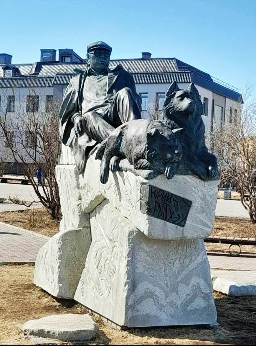 Памятник Ю.Рытхеу в Анадыре. Фото прислала коллега