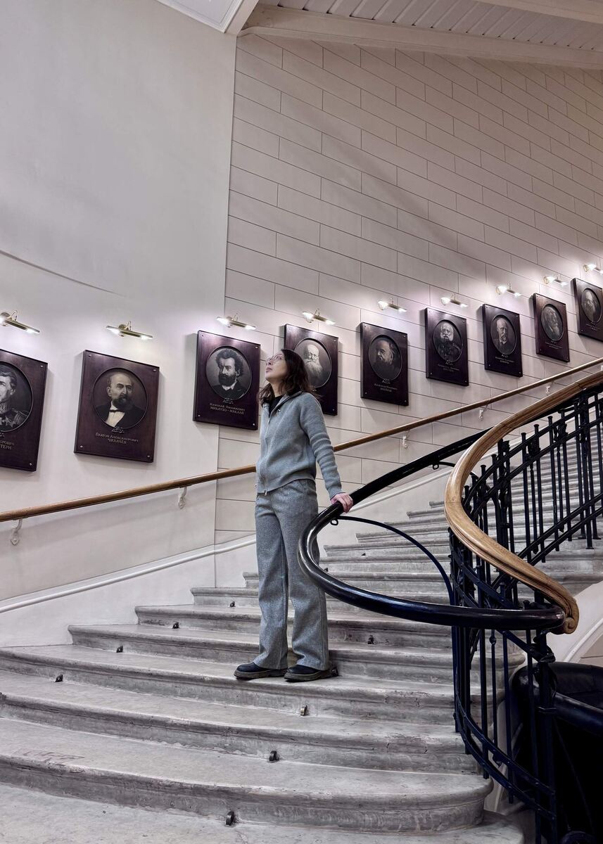 28 портретов, заслуженных членов общества расположены на стенах вдоль лестницы.