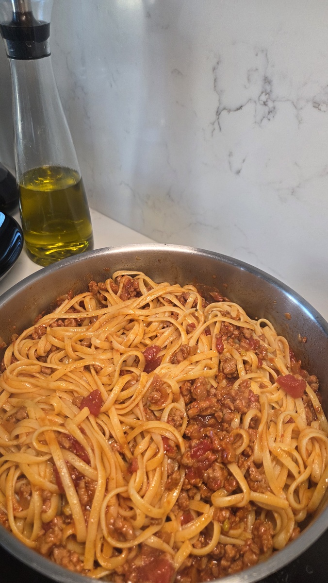 Паста Баветте аль денте с томатно-мясным соусом.