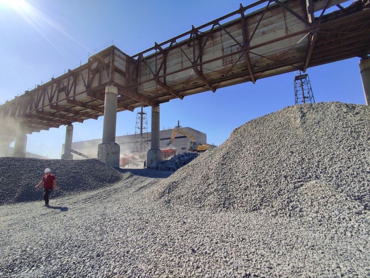   Основная продукция карьера — гранитный щебень различных фракций, включая еврофракции. Источник фото: donetsk-news.ru.