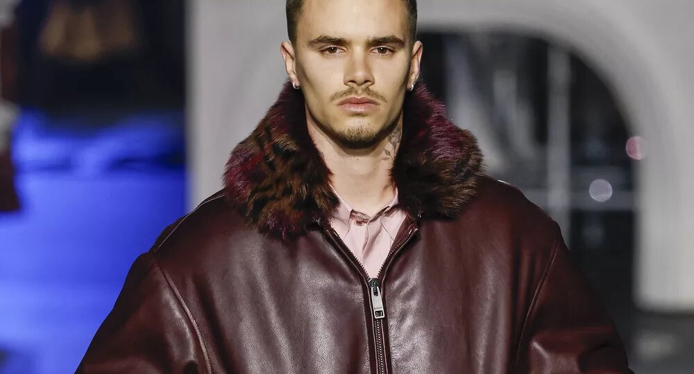 Ромео Бекхэм дефилирует по подиуму в Лондоне на фоне вражды со старшим братом