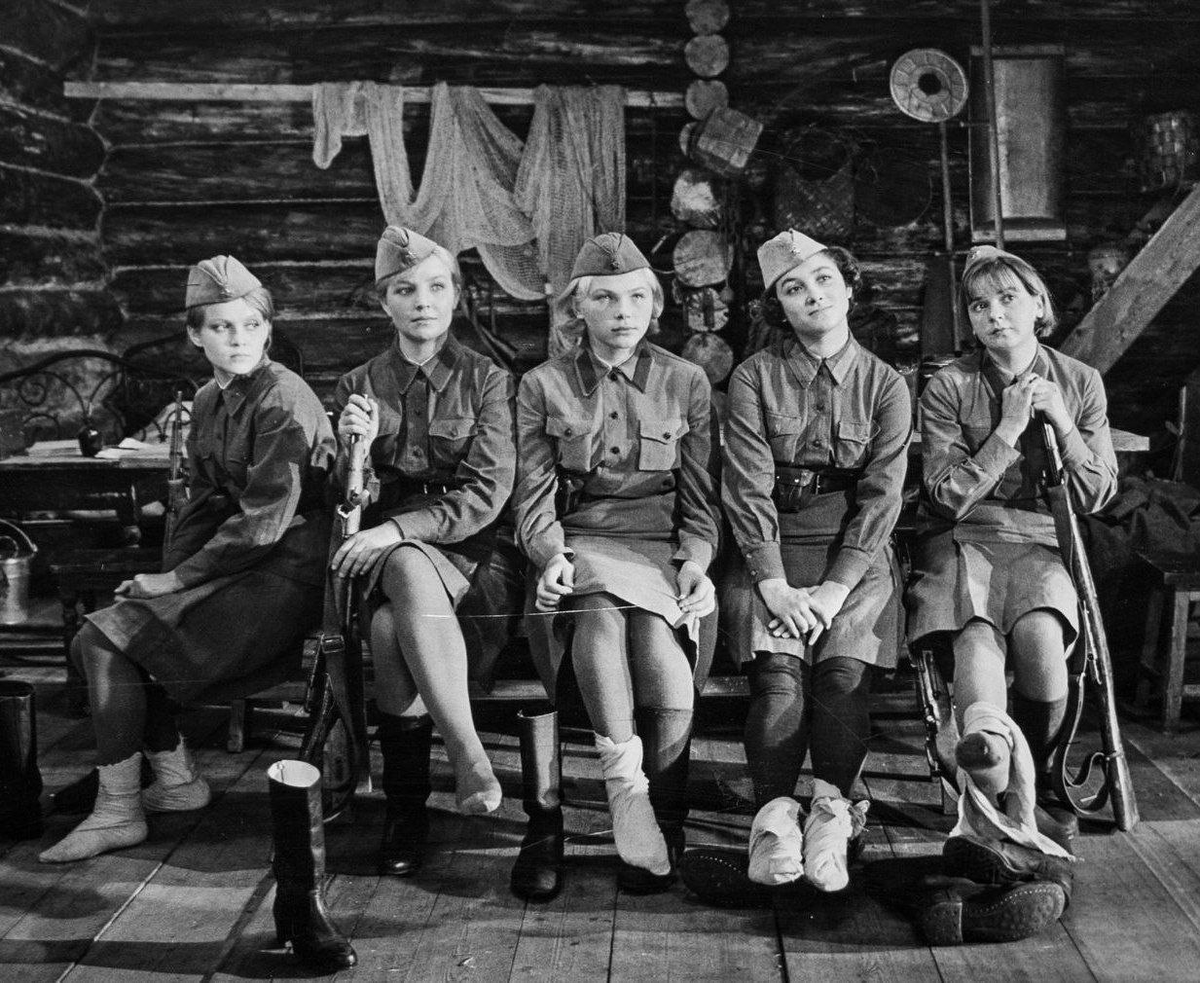    Ирина Шевчук, Ольга Остроумова, Елена Драпеко, Ирина Долганова и Екатерина Маркова в фильме «...А зори здесь тихие», 1972 годСоцсети