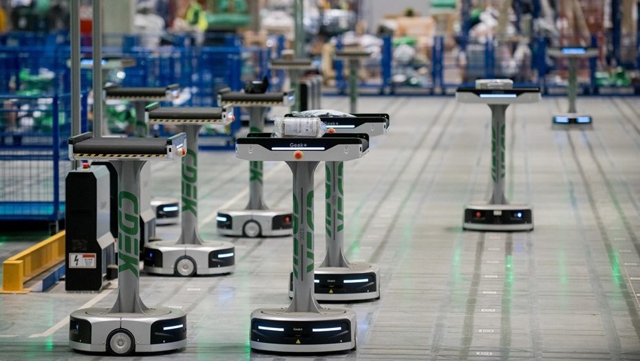    Роботы на сортировочном центре в Петербурге Автор фото: Ермохин Сергей