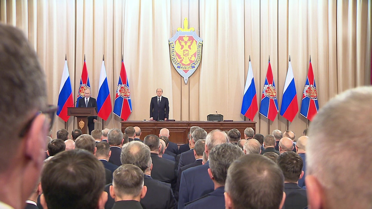    Путин почтил минутой молчания память погибших