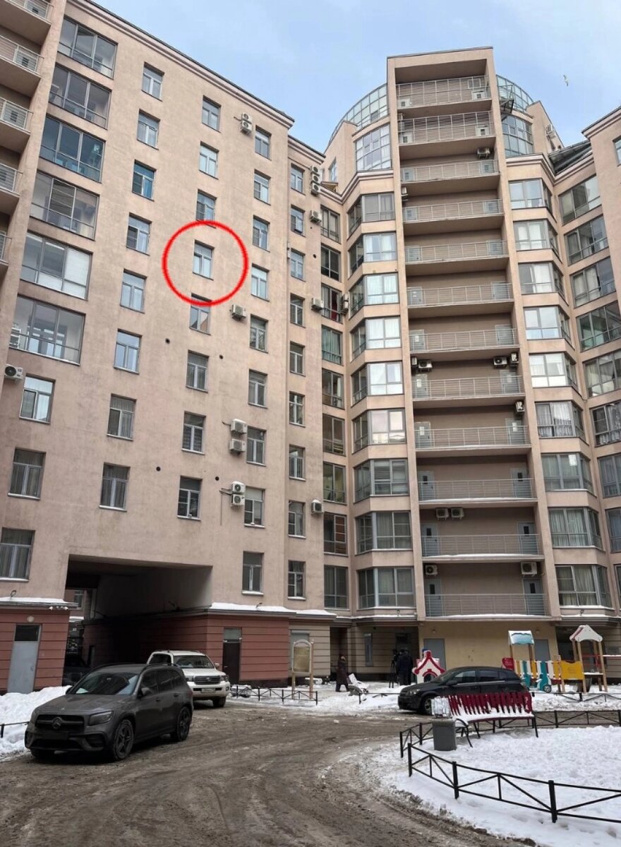    Дорожка у окна хорошо убрана, снега на ней практически нет. Фото: spb.aif.ru/ Алексей Любовецкий