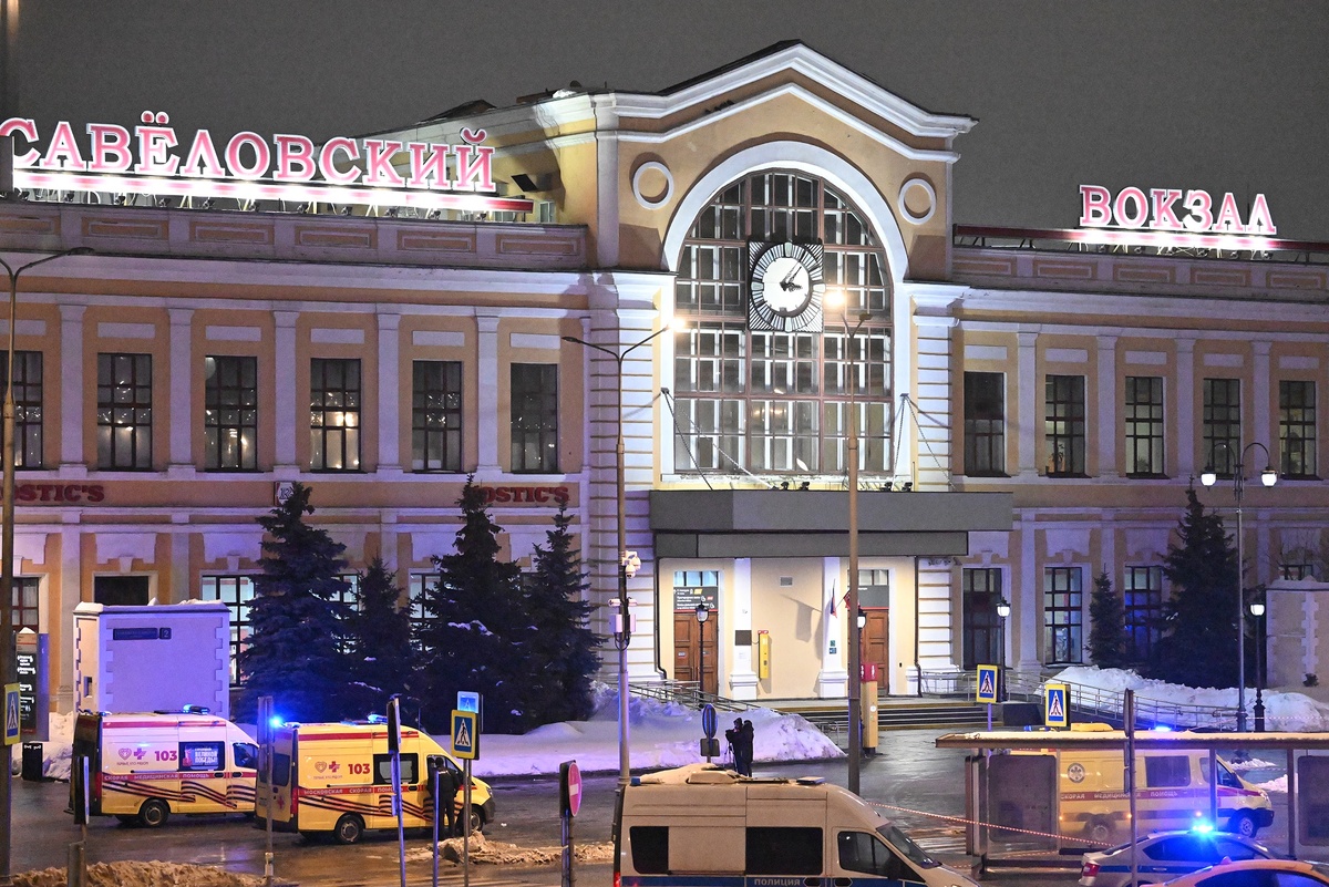    Криминалисты и следователи работали на месте взрыва автомобиля ДПС почти сутки./Алексей Майшев/РИА Новости