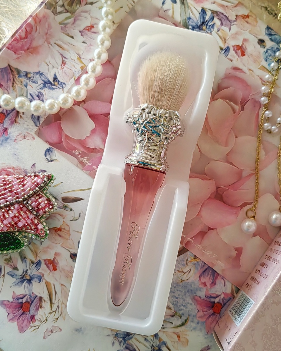 Кисть для румян от бренда "Flower Knows" 