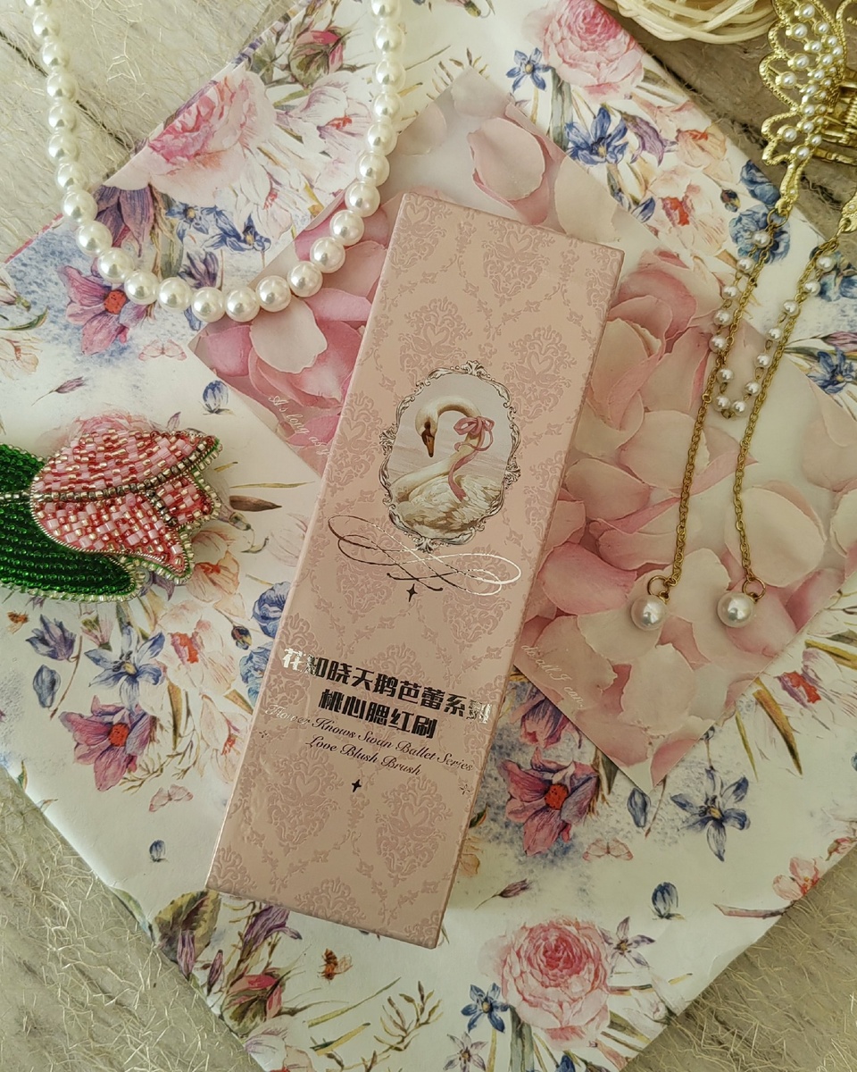 Кисть для румян от бренда "Flower Knows", упаковка 