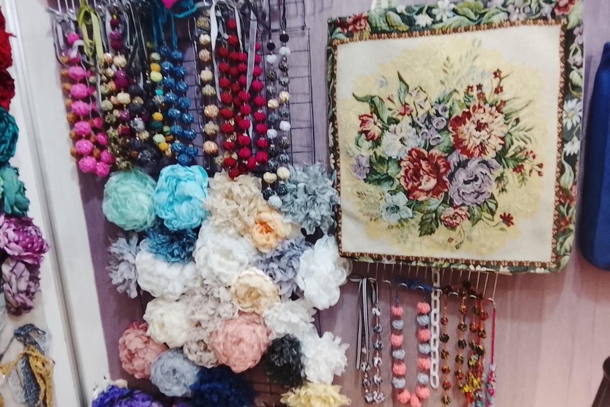 Дмитрий Шафро.
Сегодня аксессуары в стиле Гурченко ручной работы можно купить на выставке текстиля.