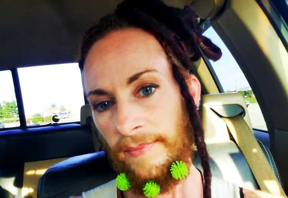 «Мне говорили, что я должен стыдиться своей бороды, и меня выставляли фетишистом в интернете — теперь я люблю растительность на теле и чувствую себя сильнее, чем когда-либо» (Изображение: Jam Press/@quantaluma)