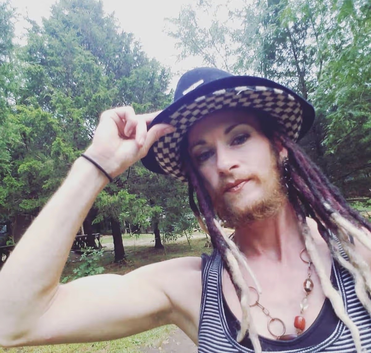 Когда-то она сгорала от стыда из-за растительности на лице. (Фото: Jam Press/@quantaluma)