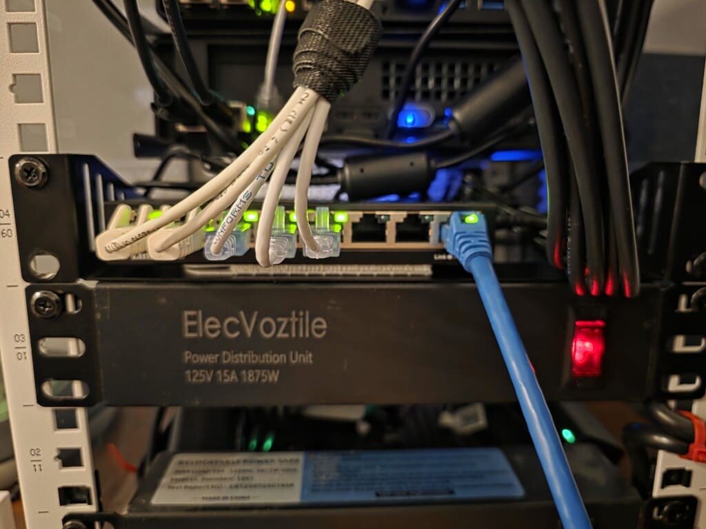 Неуправляемый коммутатор, установленный в 10-дюймовой стойке для подключений vPro