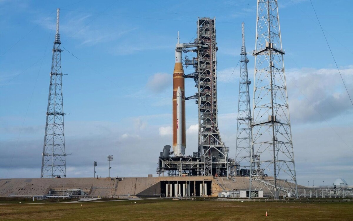    Ракета SLS страдает от утечки топлива при заправке   NASA/Joel Kowsky