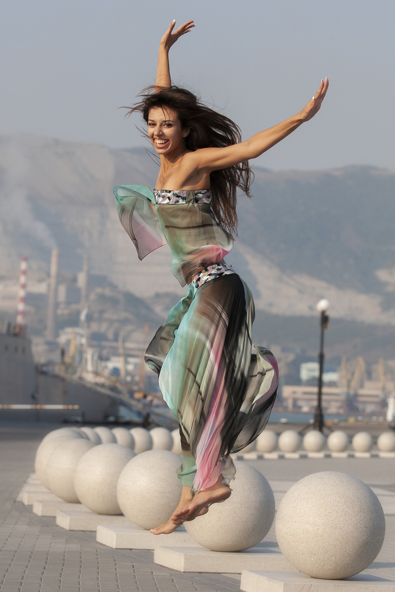 Девушка на фоне индустриального пейзажа: одна доминанта + поддержка.