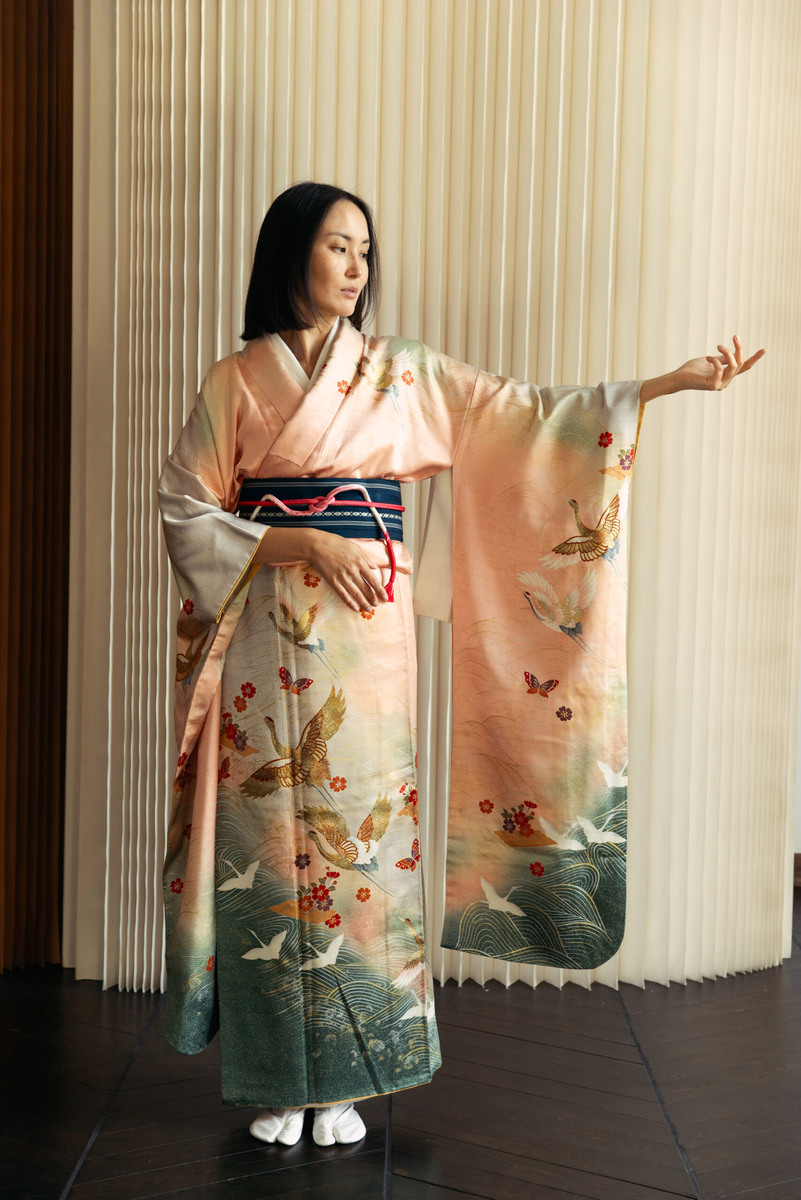 источник- https://yohaku.ru/product/kimono-furisode-s-shirmoj-i-czvetami-2/
