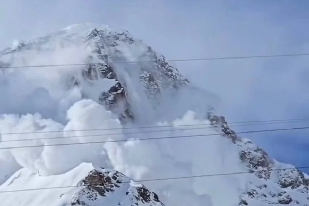    Туристов заранее предупредили о спуске лавины.