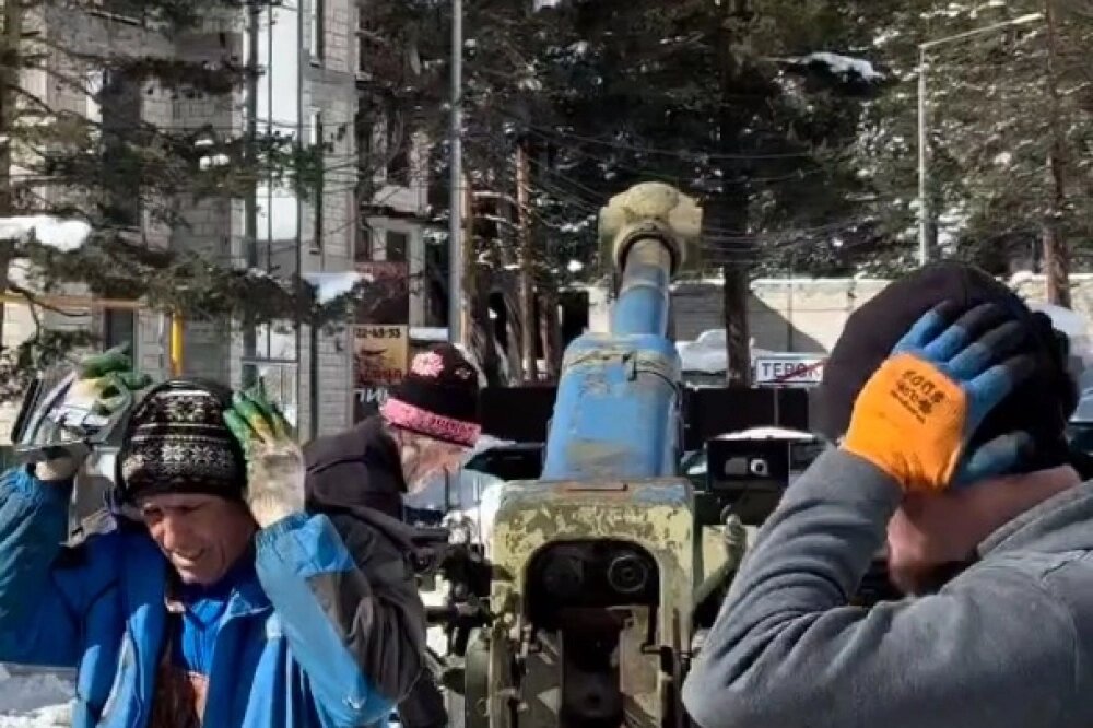    Специалисты стреляют из гаубицы Д-30. Фото: Кадр из видео/ Кавказ.РФ