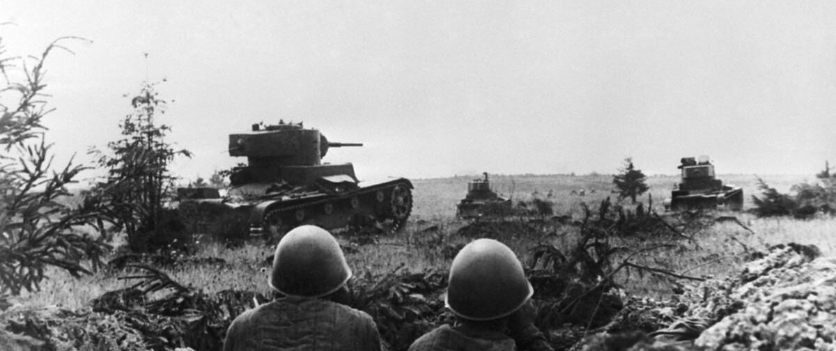 Советская пехота контратакует при поддержке танков. Район Смоленска. 1941 год.