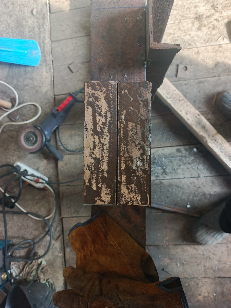 Сварил два куска швеллера