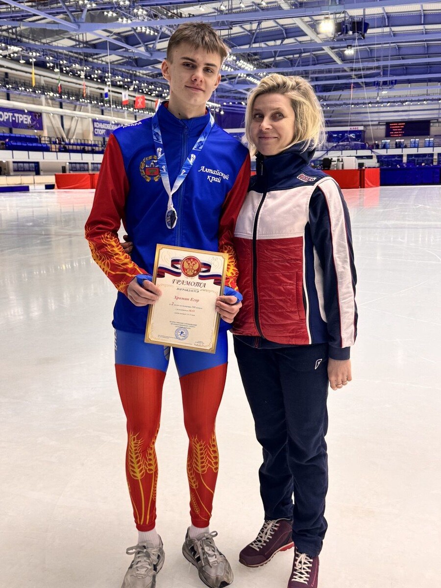    Егор Хромин с тренером Еленой Комаровской. Фото: РЦСП по конькобежному спорту им. Л.П. Скобликовой