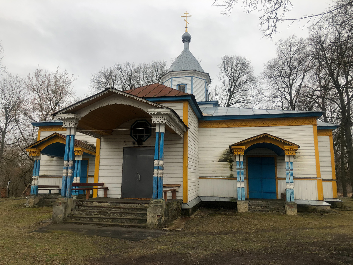 Храм во имя Святителя Николая в селе Чолхов Климовского района Брянской области.