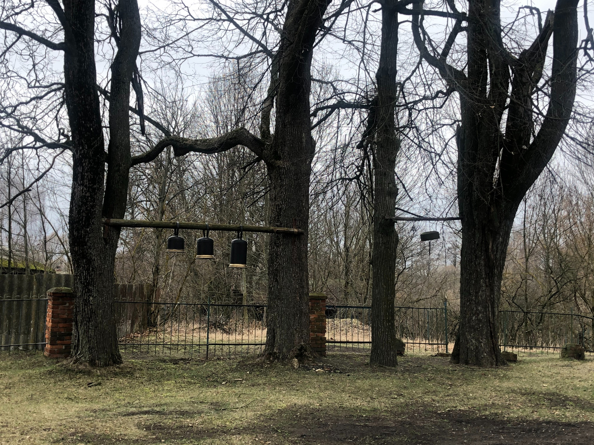 Территория храма во имя Святителя Николая в селе Чолхов Климовского района Брянской области.