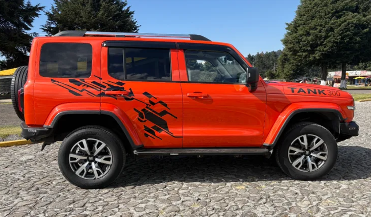 Гибридный Tank 300 – вид сбоку