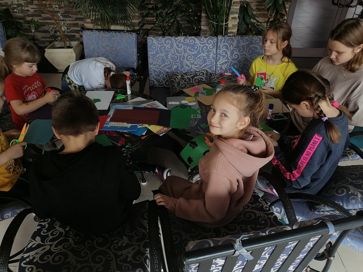 Школьники участвуют в командных играх на территории загородного отеля