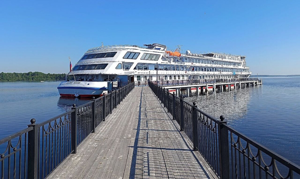 Теплоход «Антон Чехов» у причала Свирьстрой