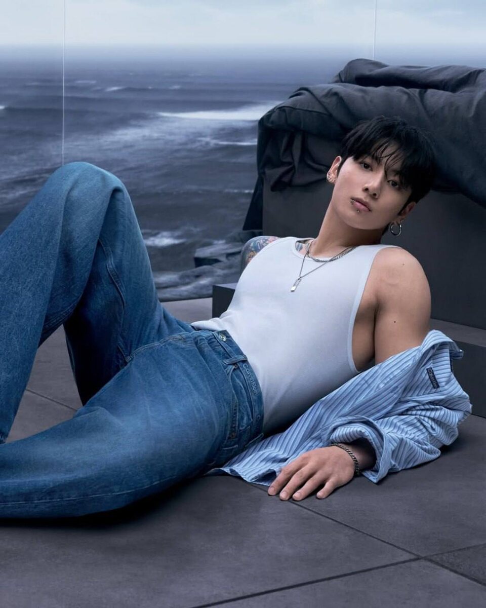 Знаменитые джинсы #Calvin Klein занимают центральное место, и #Чонгук из #BTS привносит энергию и стиль в эту фотосессию.