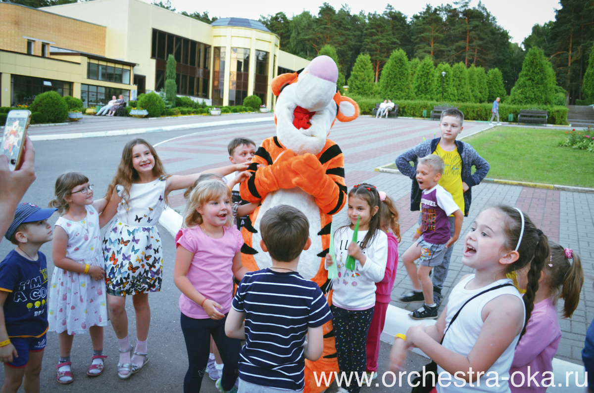 Дети отдыхают на территории загородного отеля во время школьных каникул