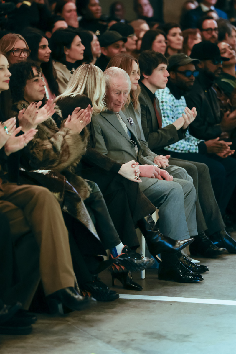    Король Карл III на показе Tolu Coker