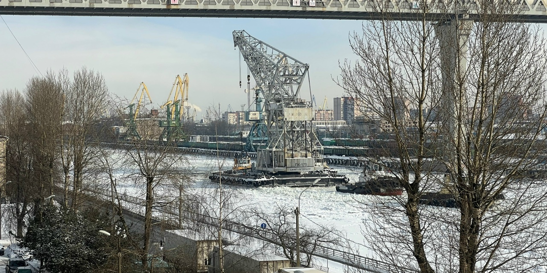 Плавучий кран «ПК-175»: когда тебе за восьмой десяток, уже никому ничего не доказываешь. Просто работаешь в свое удовольствие.