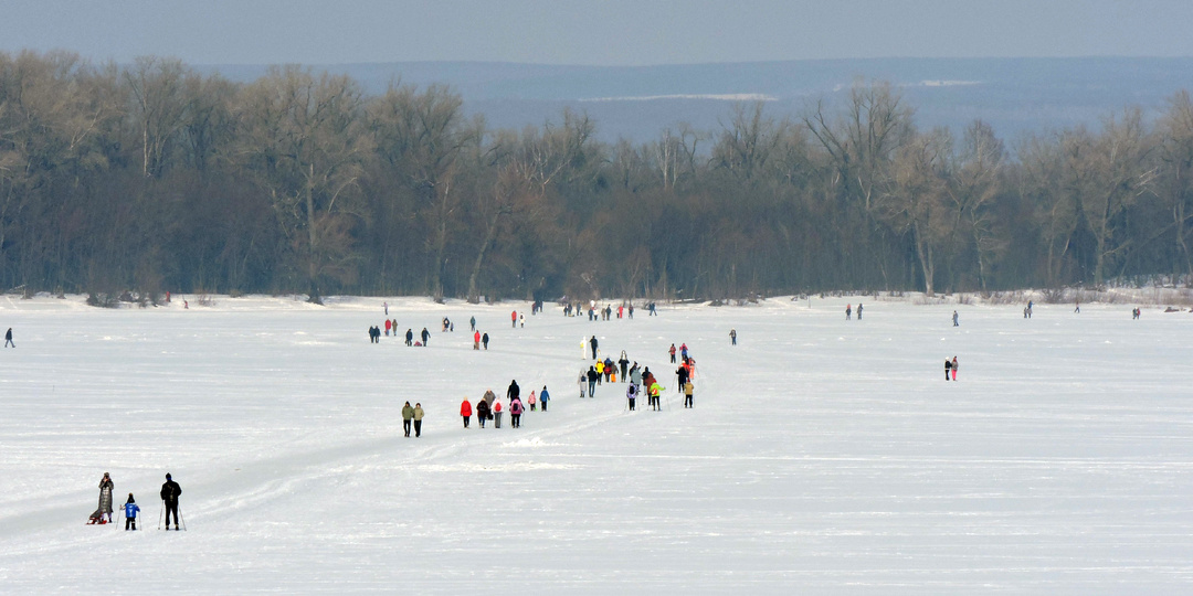 Зачем самарцы ходят по льду за Волгу? 13 зимних забав, которых нет в других городах