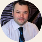 «Тол­стых – вы­хо­дец из очень бо­га­той се­мьи, у ко­то­рой есть свя­зи, воз­мож­но­сти лоб­би­ро­вать, по­это­му вполне воз­мож­но, что были на­деж­ды и ожи­да­ния, что кон­фликт и пре­тен­зии удаст­ся уре­гу­ли­ро­вать. Но, судя по все­му, это­го сде­лать не уда­лось, по­это­му мо­гут по­явить­ся во­про­сы и к се­мье. Само за­дер­жа­ние вне за­ви­си­мо­сти от ре­зуль­та­тов раз­би­ра­тельств – это непри­ят­ный факт для го­ро­да в це­лом и управ­лен­че­ской ко­ман­ды в част­но­сти. Од­на­ко за­дер­жа­ния раз­но­го уров­ня про­хо­дят по всей стране каж­дый день, это не зна­чит, что у гу­бер­на­то­ров от это­го еже­днев­но воз­ни­ка­ют про­бле­мы», – по­яс­нил Со­лон­ни­ков.