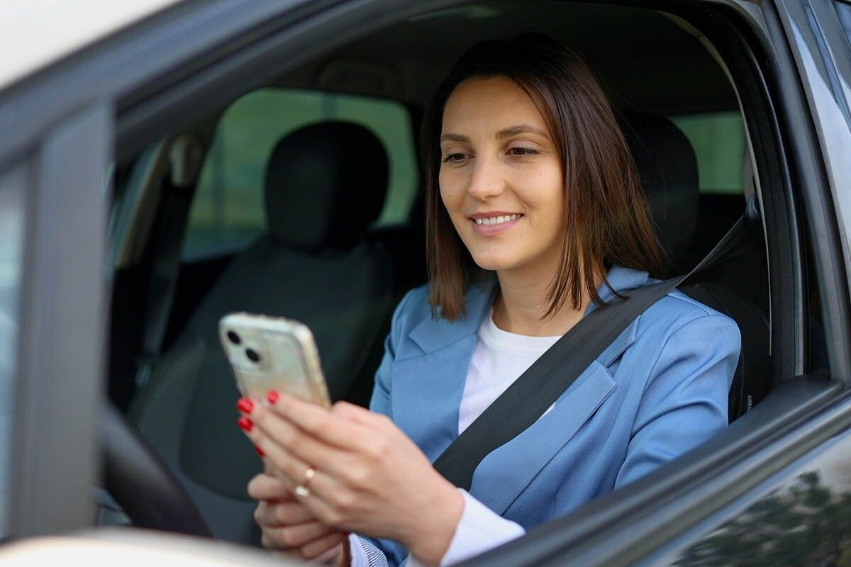 НСИС помогает быстро проверить документ, узнать историю страхования и получить актуальные сведения о коэффициентах, которые влияют на цену страховки. Источник: PeopleVideos / Shutterstock / FOTODOM📷
