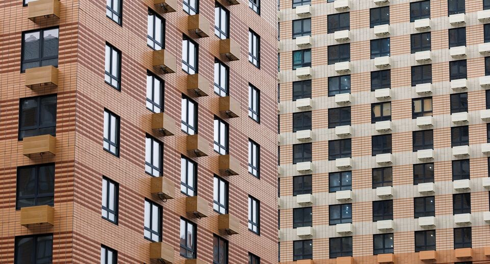    Многоэтажки в городе Котельники осенью / Медиасток.рф