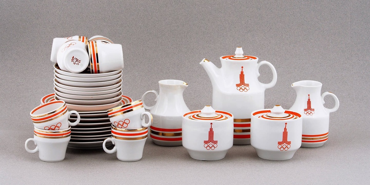 Евгений Смирнов (декор). Юрий Ганрио (форма «Синус», 1976 год). Кофейный сервиз «Олимпийский». 1980. Вербилки