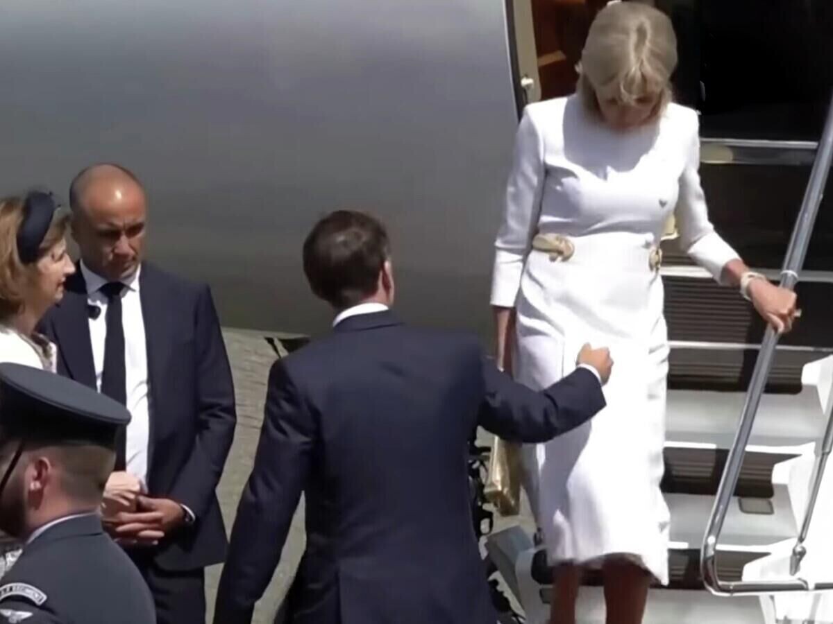    Президент Франции Эммануэль Макрон с супругой Брижит выходят из самолета на военной базе Нортхолт, Великобритания. Кадр трансляции | © APT