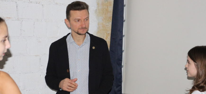    Евгений Чернов ― тренер ораторского искусства и «экологичного общения», основатель школы ораторского мастерства «Оратор на миллиард», автор книги «Оратор на миллиард» и преподаватель Школы журналистики имени Владимира Мезенцева ― в интервью для сайта Школы рассказал о табу для работы с голосом. Виктория Шкарубо