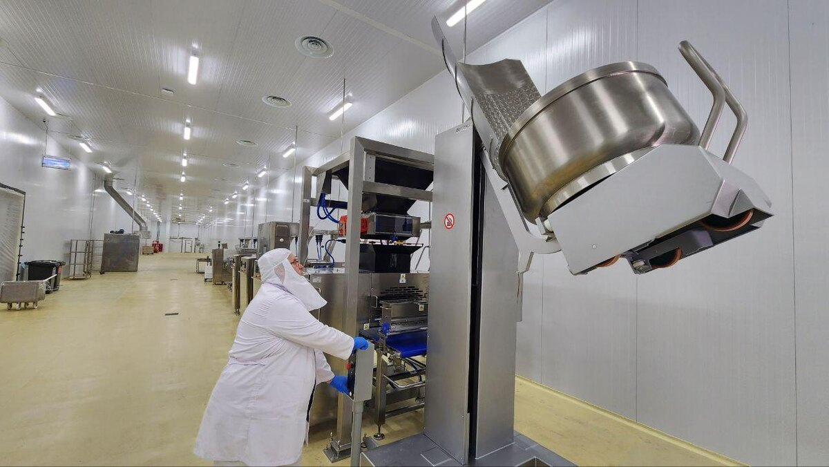 Защита от "человеческого фактора": почему робот-дозатор на заводе надежнее повара / Изображение: AlphaChef