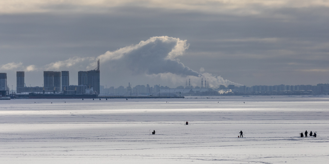 Девять человек не могут выбраться на берег со льда Финского залива